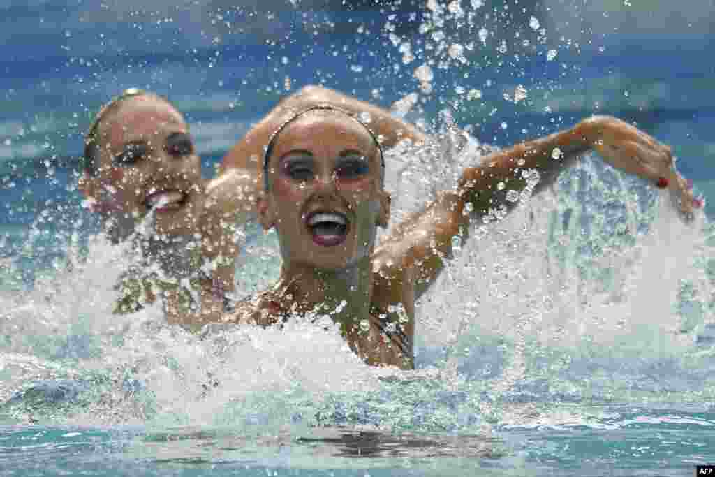 Russia&#39;s Natalia Ishchenko and Svetlana Romashina take part in the duets technical routine final of the synchronized swimming. They took gold.
