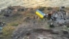 Українські бійці встановлюють державний прапор на острові Зміїний в Чорному морі (Одеська область). Фото опубліковане 7 липня 2022 року