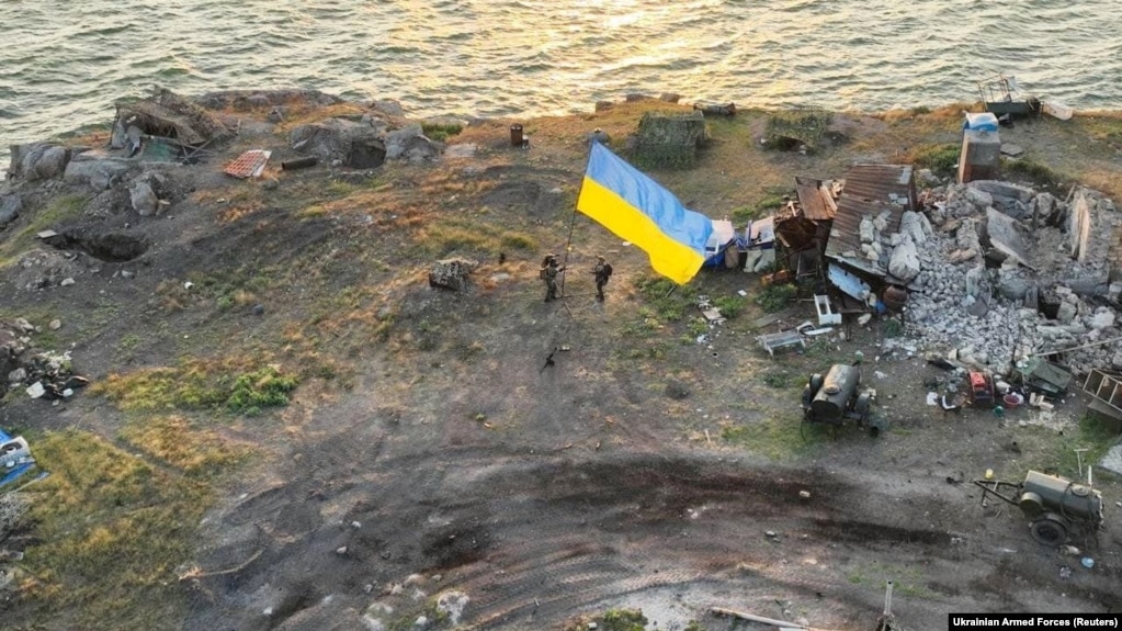 Українські бійці встановлюють державний прапор на острові Зміїний в Чорному морі (Одеська область). Фото опубліковане 7 липня 2022 року