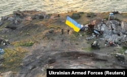 Украинские бойцы устанавливают национальный флаг на острове Змеиный в Черном море (Одесская область). Фото опубликовано 7 июля 2022 года
