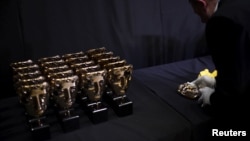 Статуэтки кинопремии BAFTA.
