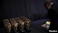 Усім лауреатам премії BAFTA вручають нагороду у вигляді золотої маски