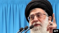 Иран лидері аятолла Әли Хаменеи Тегеран университетіндегі жұма намаз кезінде уағыз айтып тұр. 3 қаңтар, 2012 жыл. (Көрнекі сурет)