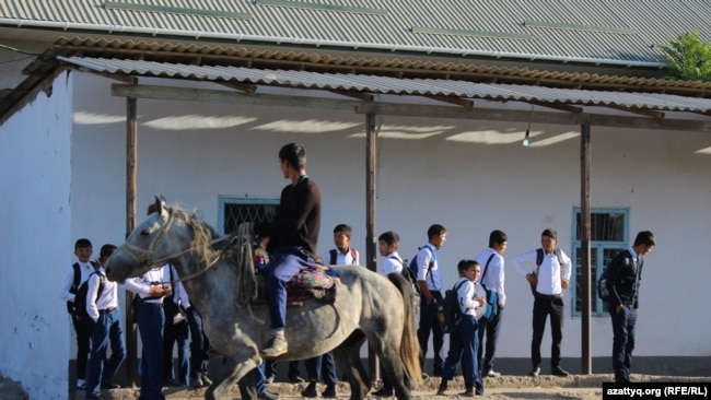 Дети в ожидании автобуса, который довезет их до школы. Село Шукырсай Южно-Казахстанской области, 14 сентября 2017 года.