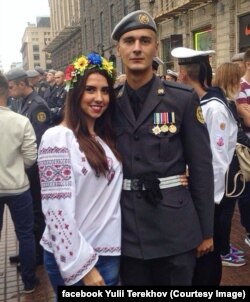 Юлій Терехов із дружиною на Майдані у Києві. 26 серпня 2016 року