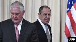 Orsýetiň daşary işler ministri Sergeý Lawrow (sagda) we ABŞ-nyň döwlet sekretary Reks Tillerson