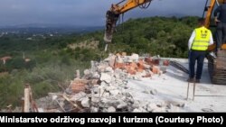 Rušenje nelegalno sagrađenog objekta Srpske pravoslavne crkve, u naselju Zoganju kod Ulcinja, 10 juni 2020.