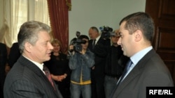 Председатель парламента Грузии Давид Бакрадзе (справа) и глава белорусской делегации, прибывшей с визитом в Грузию, Сергей Маскевич
