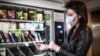 Автомат с масками и перчатками в московском метро
