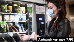 Москвичка в маске и перчатках у автомата в метро (5 мая 2020, Москва)
