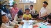 Многодетная мать Женисгуль Ермухамет, ее муж Мухамеди Шан и их дети в комнате общежития. Астана, 19 августа 2015 года.