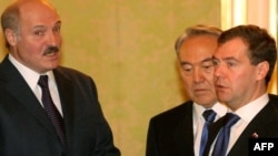 Слева направо: президенты Беларуси Александр Лукашенко, России - Дмитрий Медведев и Казахстана - Нурсултан Назарбаев на саммите стран - участников Таможенного союза. Москва, 9 декабря 2010 года. 