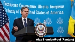 Antony Blinken amerikai külügyminiszter a kijevi amerikai nagykövetségen 2022. január 19-én