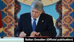 Президент Алмазбек Атамбаев Қырғызстанның жаңа конституциясына қол қойып отыр. Бішкек, 27 қаңтар 2017 жыл.