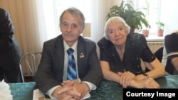 Mustafa Cemilev ve Lüdmila Alekseyeva. Qırım forumı, 2012 senesi mayıs