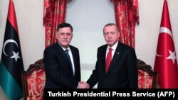 Președintele Turciei, Recep Tayyip Erdogan (dreapta), îl întâlnește pe Faïez Sarraj, noiembrie 2019