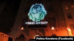 Активисты американского ПЕН-центра спроектировали изображение украинского политзаключенного Олега Сенцова на здание Генерального консульства России в Нью-Йорке, 26 февраля 2018 года