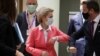 Predsjednica Evropske komisije Ursula von der Leyen i premijer Luksemburga Xavier Bettel pozdravljaju se tokom prvog samita uživo od početka pandemije