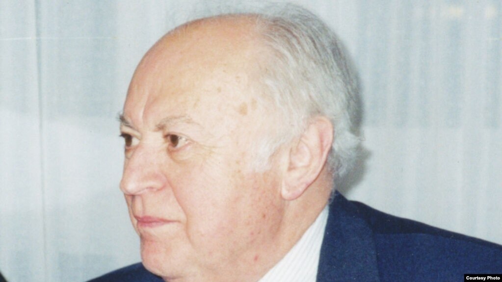 nalil-na-litso-poka-spala