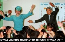 امپراتور و همسرش در مهدکودکی در توکیو با کودکان می‌رقصند؛ مه ۲۰۰۱