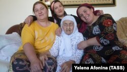 Долгожительница Истамулова со своими родственниками в Чечне, 16 мая 2018 года