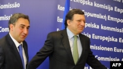 European Commission President Jose Manuel Barroso (right) welcomes Georgian Prime Minister Nika Gilauri.