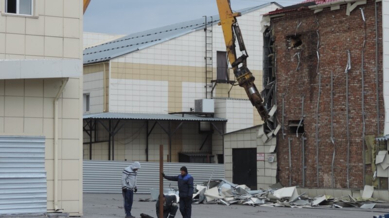 В Кемерове возобновился снос сгоревшего торгового центра «Зимняя вишня»