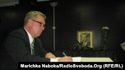 Посол Естонської Республіки в Україні Лаурі Лепік залишає у жалобній книзі запис з приводу смерті Вацлава Гавела