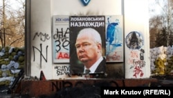У входа на стадион "Динамо" демонстранты повесили новый баннер с портретом тренера Валерия Лобановского