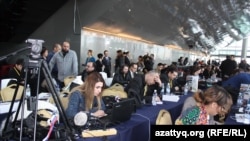 Журналисты в пресс-центре переговоров по урегулированию сирийского кризиса. Астана, 23 января 2017 года.
