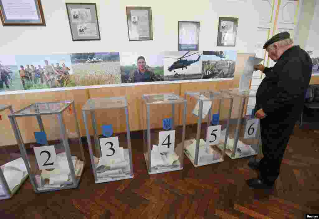 Голосування на одній з виборчих дільниць у столиці України. Київ, 25 жовтня 2015 року &nbsp;