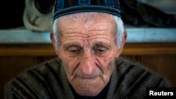 Крымский татарин на пятничной молитве в Бахчисарае