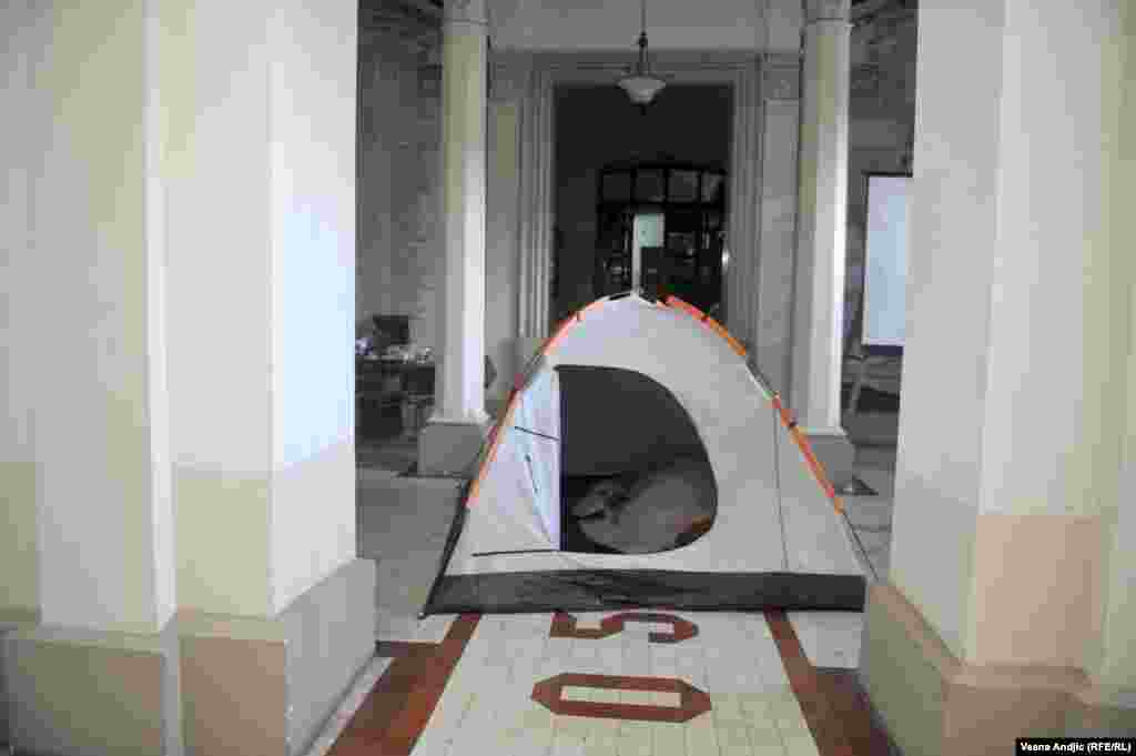 Šator postavljen u centralnom delu ulaznog hola u zgradu Rektorata Univerziteta u Beogradu.&nbsp;