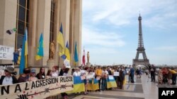 Протест против визита Путина в Париже