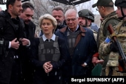 Președintele Comisiei Europene, Ursula von der Leyen, și Înaltul Reprezentant al UE pentru Afaceri Externe, Joseph Borrell, în timpul unei călătorii în orașul Bucea, unde armata rusă a ucis atrocități. 8 aprilie 2022