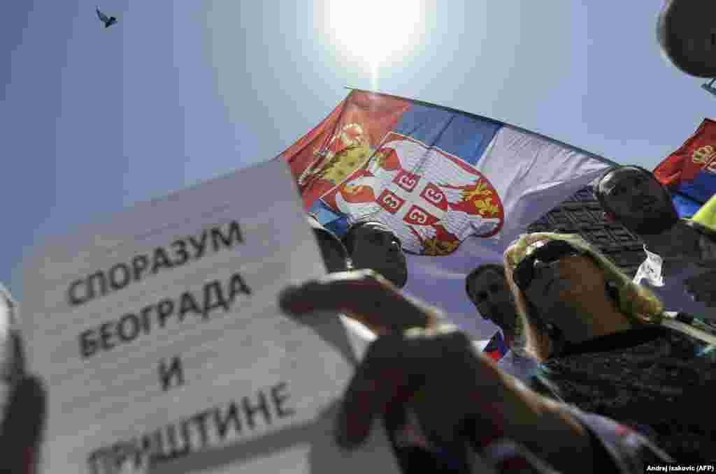 БЕЛГИЈА - Во Брисел денеска се одржа заеднички состанок на специјалниот претставник на Европската унија за дијалогот меѓу Белград и Приштина Мирослав Лајчак и претставниците на двете страни, Марко Ѓуриќ и Скендер Хисени. Заедничкиот состанок со претставниците на Србија и Косово, Лајчак го одржа откако прво имаше одвоени разговори со секоја делегација.