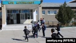 Ученики перед входом в школу имени Молды Мусы в Туркестане. Октябрь 2016 года.