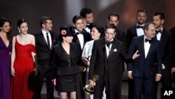 Аҳли сериали "Мейзел - бонуи шигифтангез" ҳангоми гирифтани ҷоизаи "Эмми". 17 сентябри соли 2018