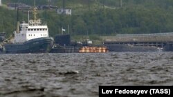 Россия - Спасательный буксир и атомная подводная лодка РФ на одной из баз Северного флота, Североморск, 3 июля 2019 г․