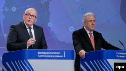 Promotorii ETIAS. La o conferință de presă din noiembrie 2016, la Bruxelles, vicepreședintele de atunci al Comisiei Europene, Frans Timmermans (stânga), și eurocomisarul pentru Afaceri Interne și Migrație, Dimitris Avramopoulos, explică proiectul autorizației de călătorie. 