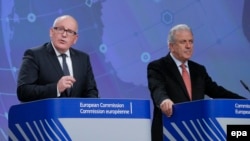 Așa s-a născut ETIAS: Vicepreședintele CE Frans Timmermans (st.) și comisarul UE pentru migrație Dimitris Avramopoulos prezintă proiectul autorizației de călătorie la 16 noiembrie 2016.