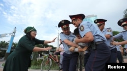 Полицияның азаматтарды ұстау сәті. 6 шілде 2019 жыл.