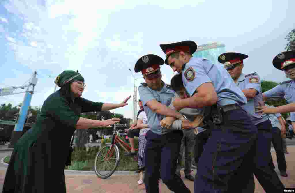 Кармалгандарды полиция бөлүмүнө алып кетишти.&nbsp;