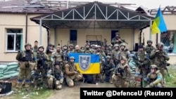 Militari ucraineni în localitatea Hoptivka, regiunea Harkov, pe care au eliberat-o în weekendul trecut. Fotografia a fost publicată pe 11 septembrie 2022.