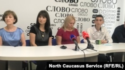 Родные Георгия Гуева на пресс-конференции, архивное фото