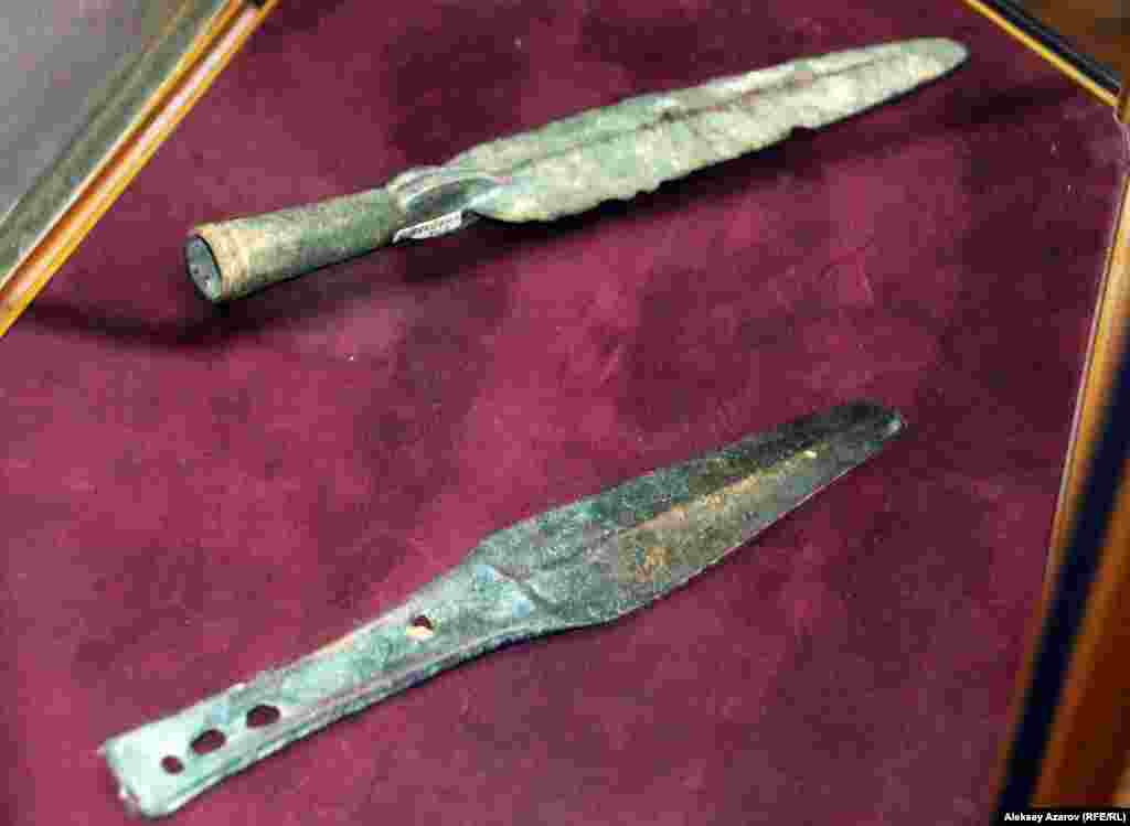 Предметы вооружения из бронзы, найденные в Жетысу.