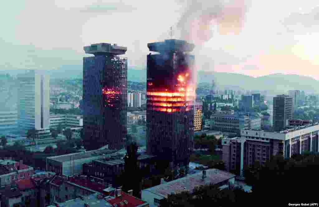 Охваченная огнем высотка в центре Сараево. 8 июня 1992 года. Пожар начался в результате артиллерийских обстрелов с ближайших холмов , где засели вооруженные люди, заблокировавшие город.