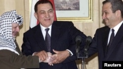 Ясир Арафат (слева), президент Египта Хосни Мубарак (в центре) и премьер-министр Израиля Эхуд Барак, 9 марта 2000 г. 