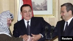 Egypt -- President Hosni Mubarak (C) hosts a three-way handshake between himself, Israeli Prime Minister Ehud Barak (R) and Palestinian President Yasser Arafat at their three-way summit in the Red Sea resort of Sharm el-Sheikh, 09Mar2000