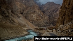 Река Пяндж, по которой проходит граница между Таджикистаном и Афганистаном.